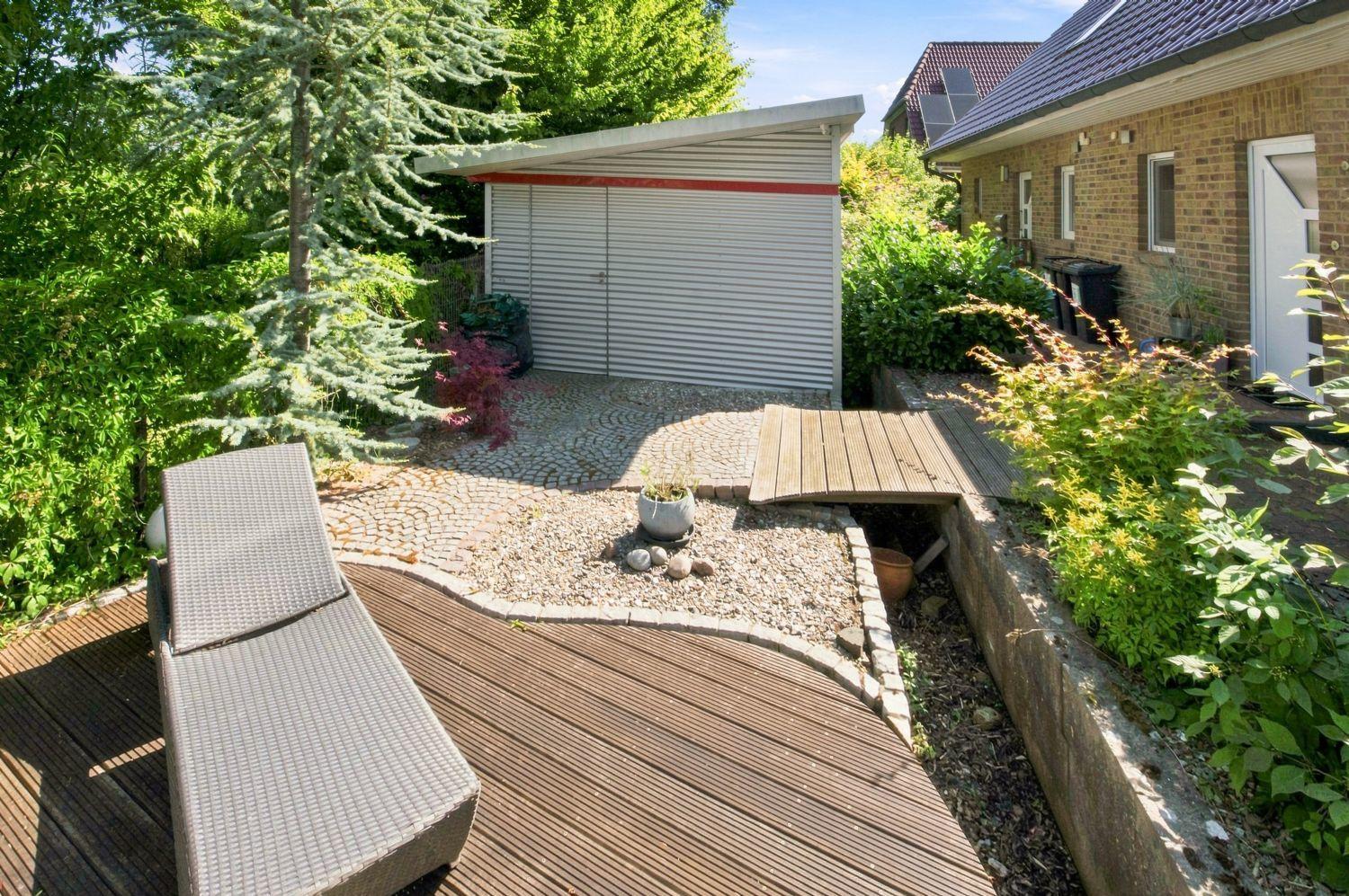 Holzdeck und Abstellraum