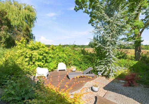 Holzdeck zum Feldrand
