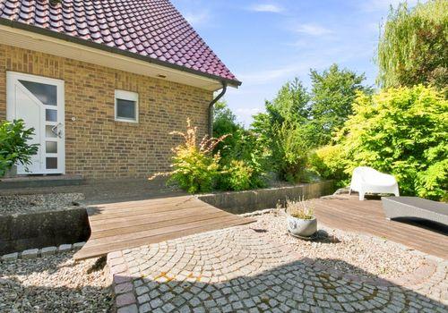 Hauseingang mit ansprechenden Außenanlagen