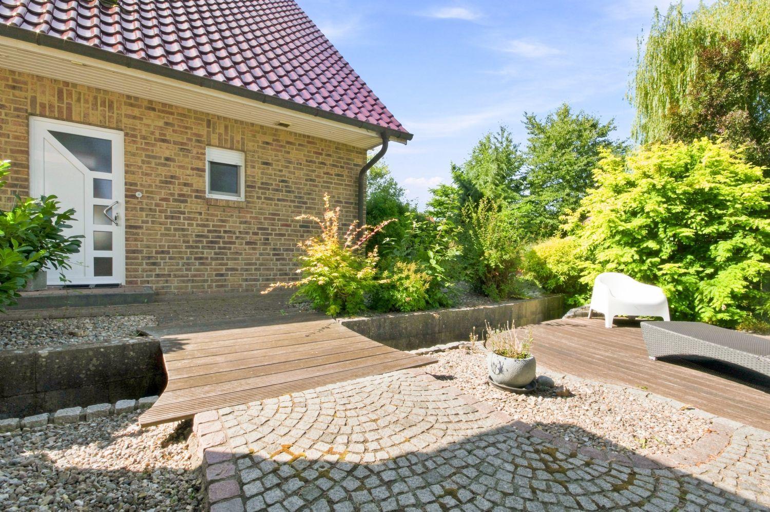 Hauseingang mit ansprechenden Außenanlagen