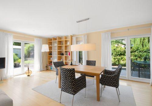 Helles Wohn- und Esszimmer mit seitlicher Terrasse