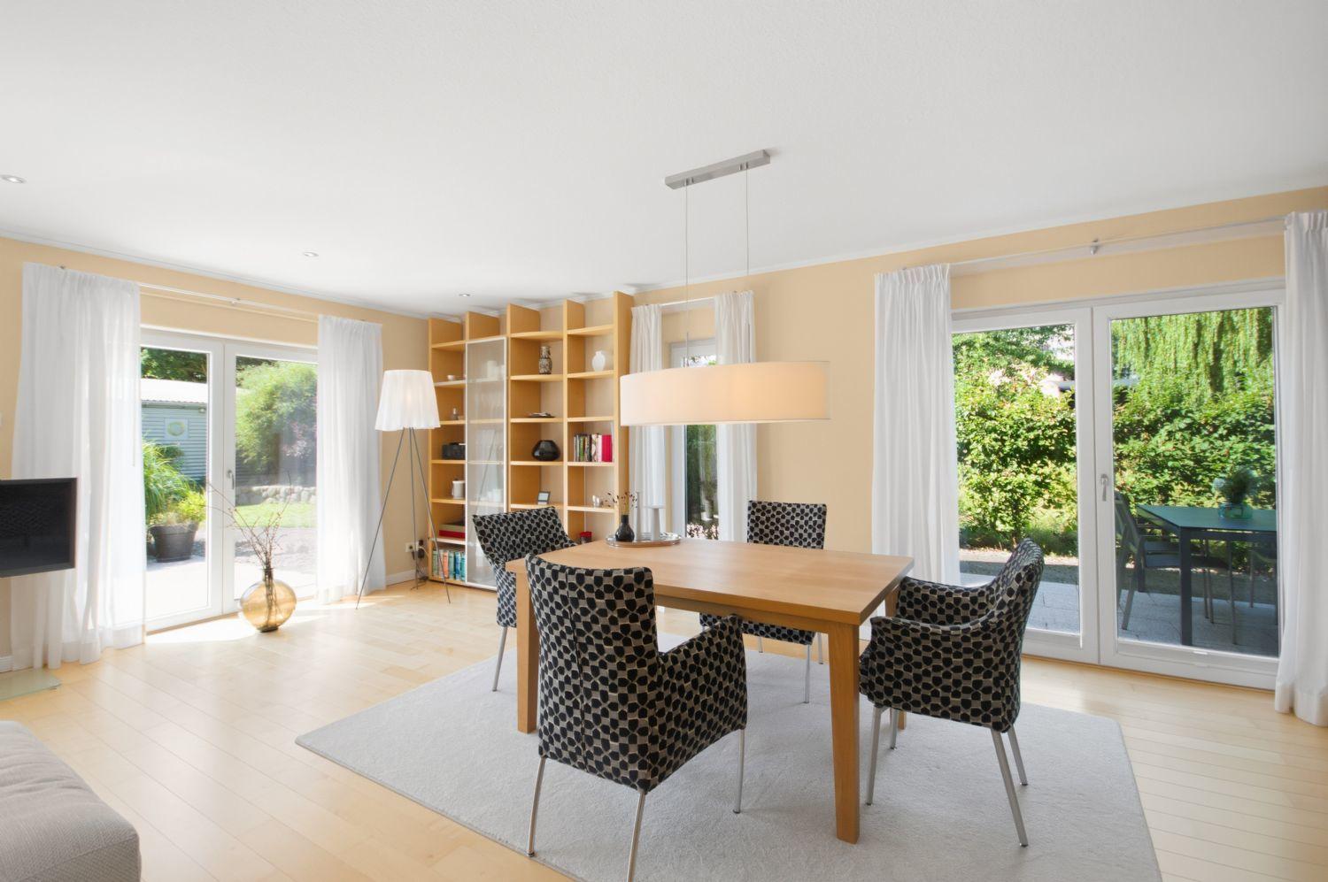 Helles Wohn- und Esszimmer mit seitlicher Terrasse