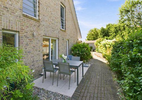 Giebelseitiger Hauszugang mit Terrasse
