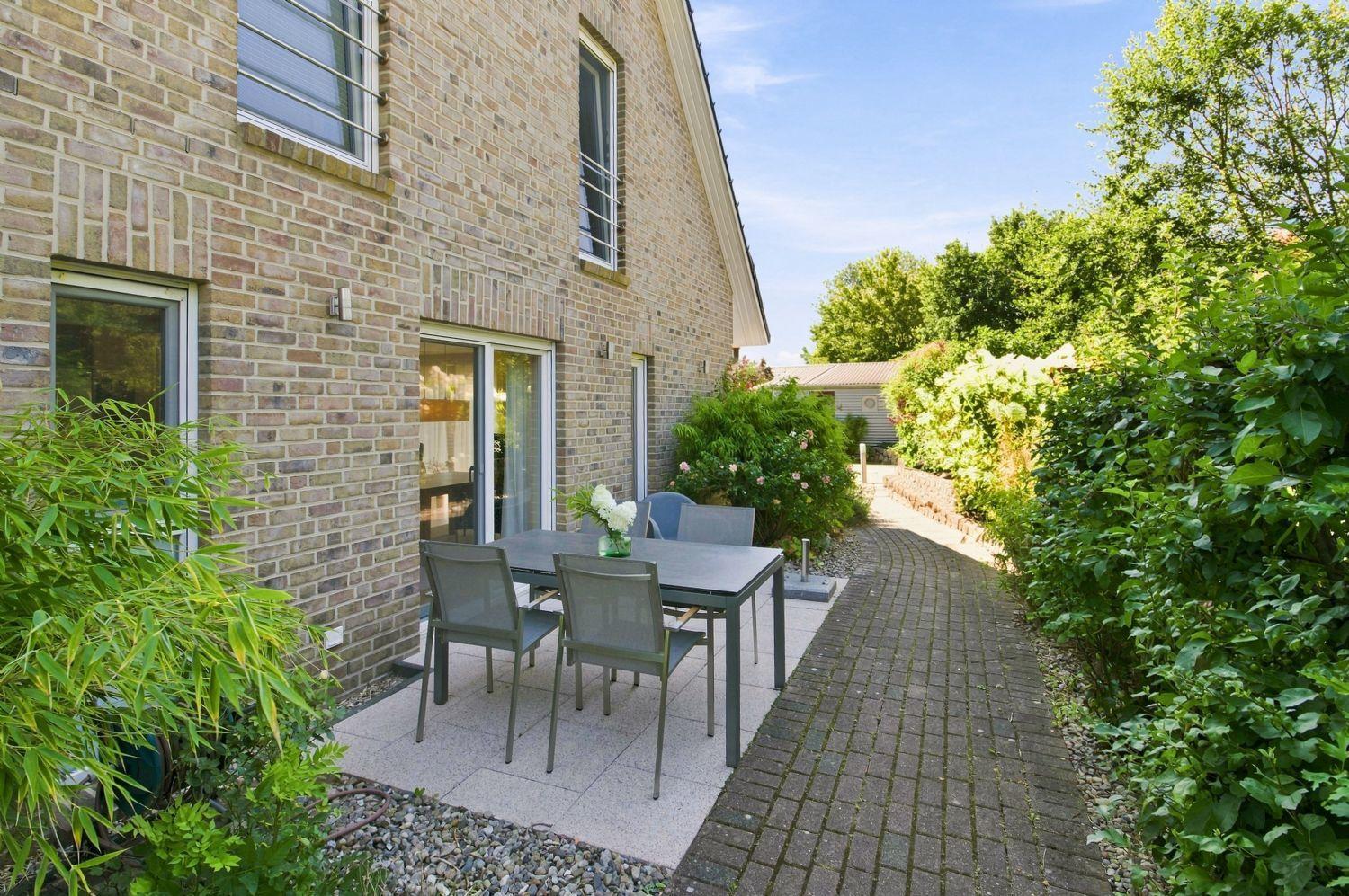 Giebelseitiger Hauszugang mit Terrasse