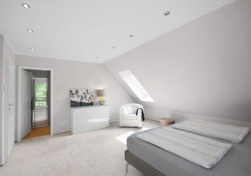 Schlafzimmer mit angeschlossener Ankleide