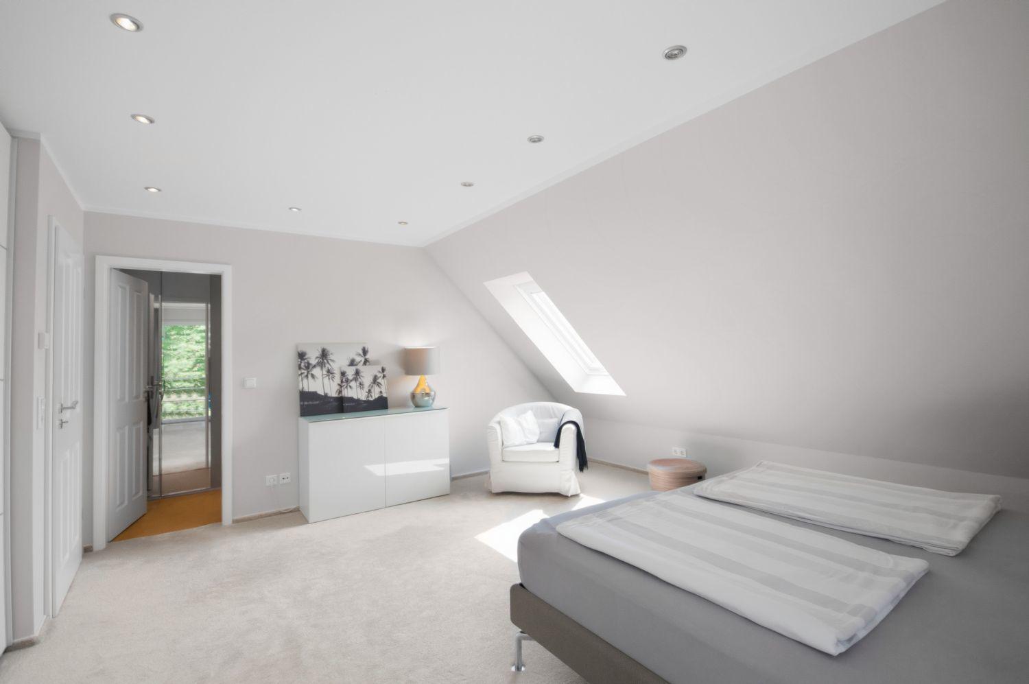Schlafzimmer mit angeschlossener Ankleide