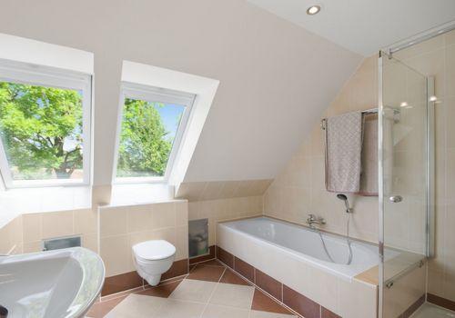 Vollbad mit Wanne u. Dusche