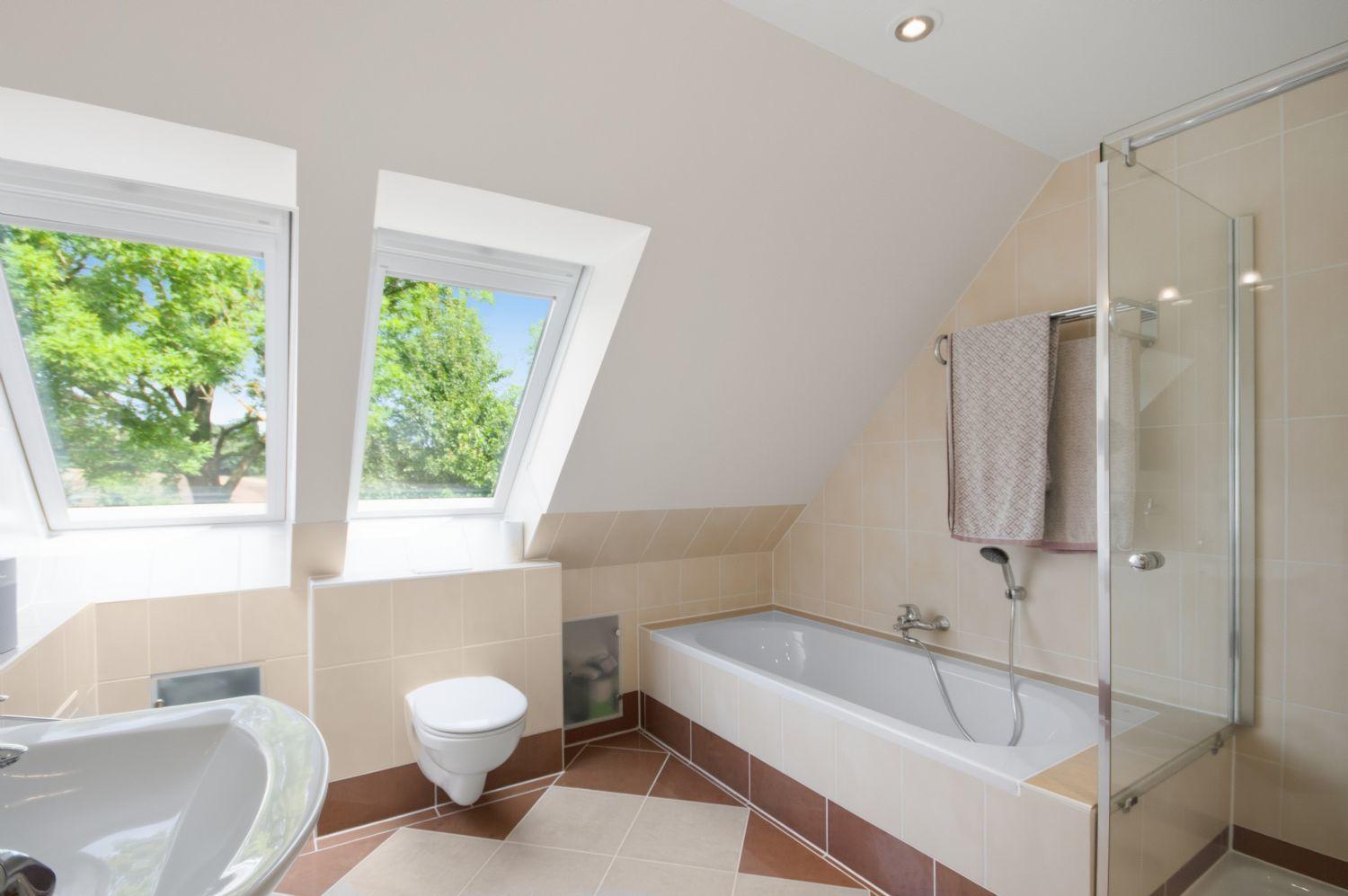 Vollbad mit Wanne u. Dusche