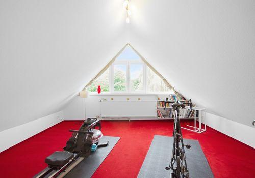 Studio mit Giebelfenster im DG
