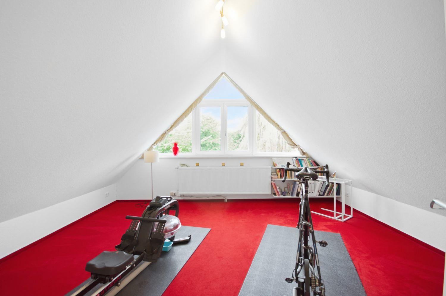 Studio mit Giebelfenster im DG