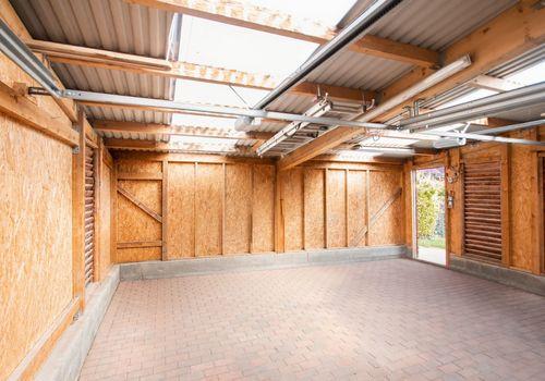 Geschlossenes Doppelcarport mit elektrischen Toren