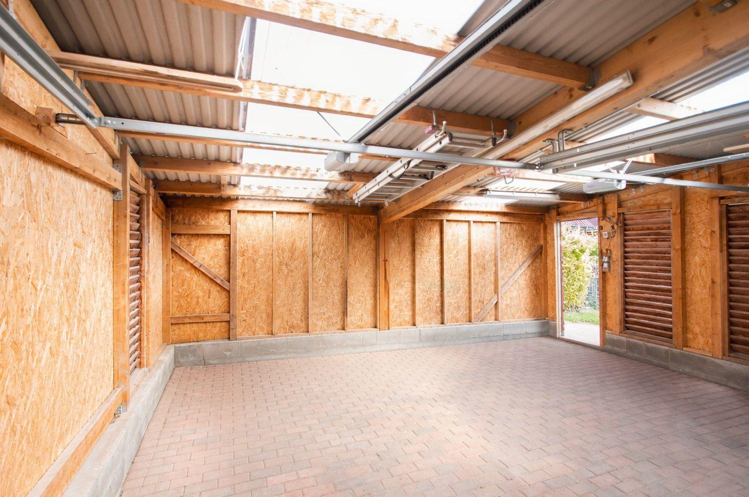 Geschlossenes Doppelcarport mit elektrischen Toren