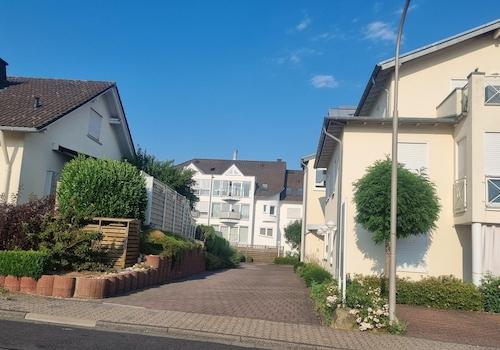 Blick vom Rewe auf die Häuser