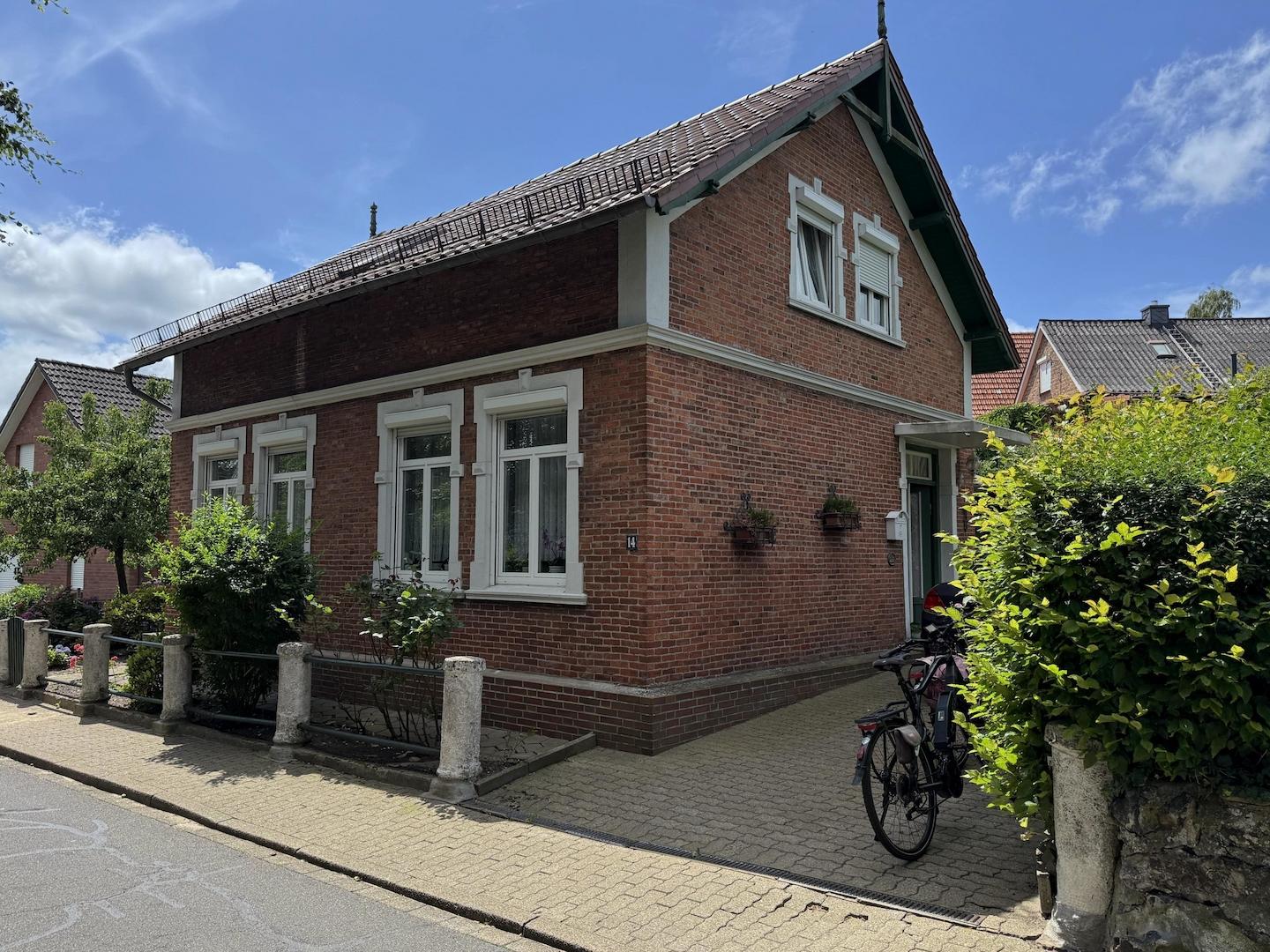 Eingang und Auffahrt