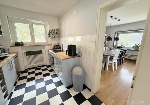 Blick von der Küche zum Esszimmer