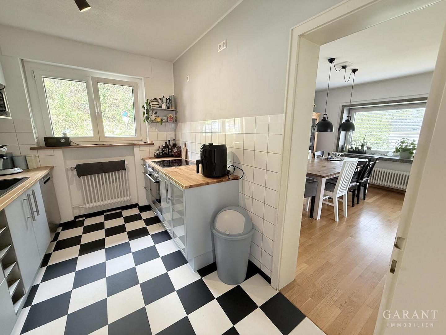 Blick von der Küche zum Esszimmer