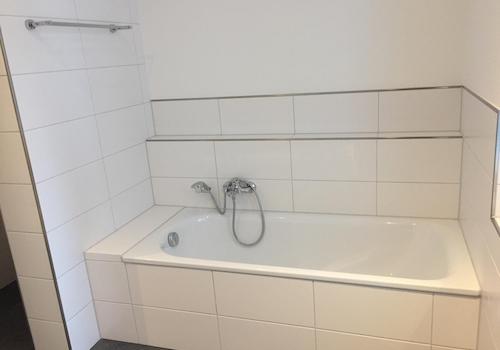 Bad mit Badewanne