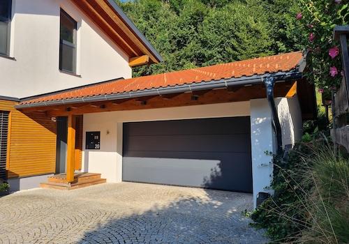 Garage und Hauseingang