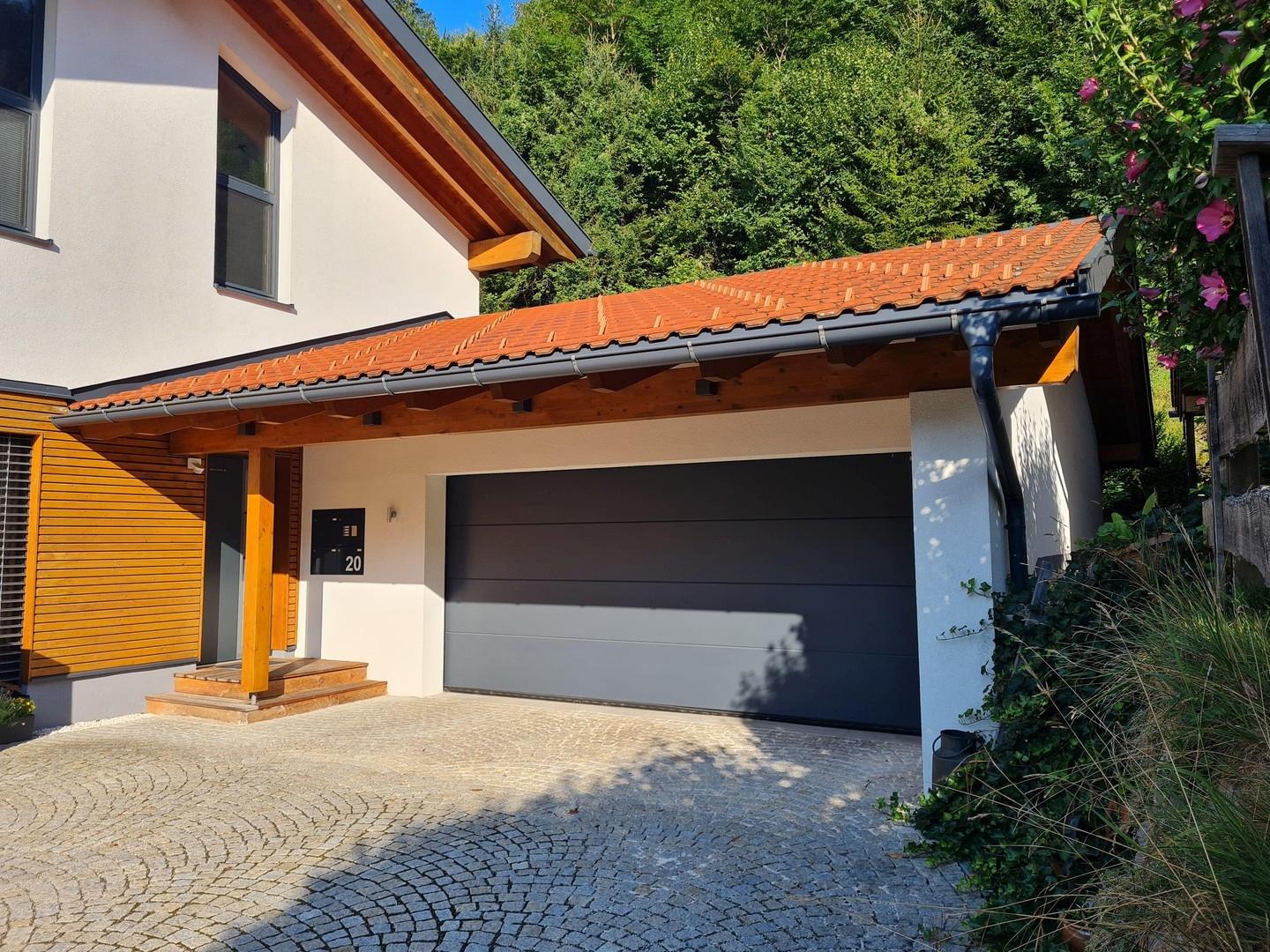 Garage und Hauseingang