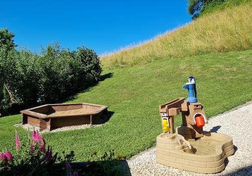 Gartenteil mit Sandkasten