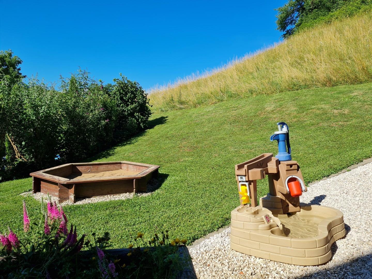 Gartenteil mit Sandkasten