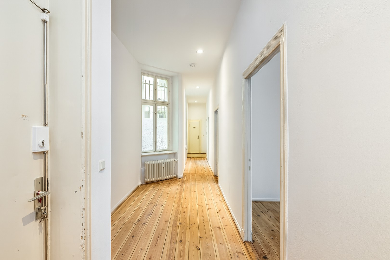Flur mit Fenster zum Lichthof
