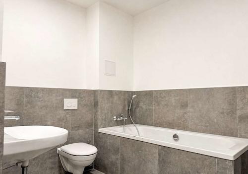 Bad mit Wanne am Schlafzimmer