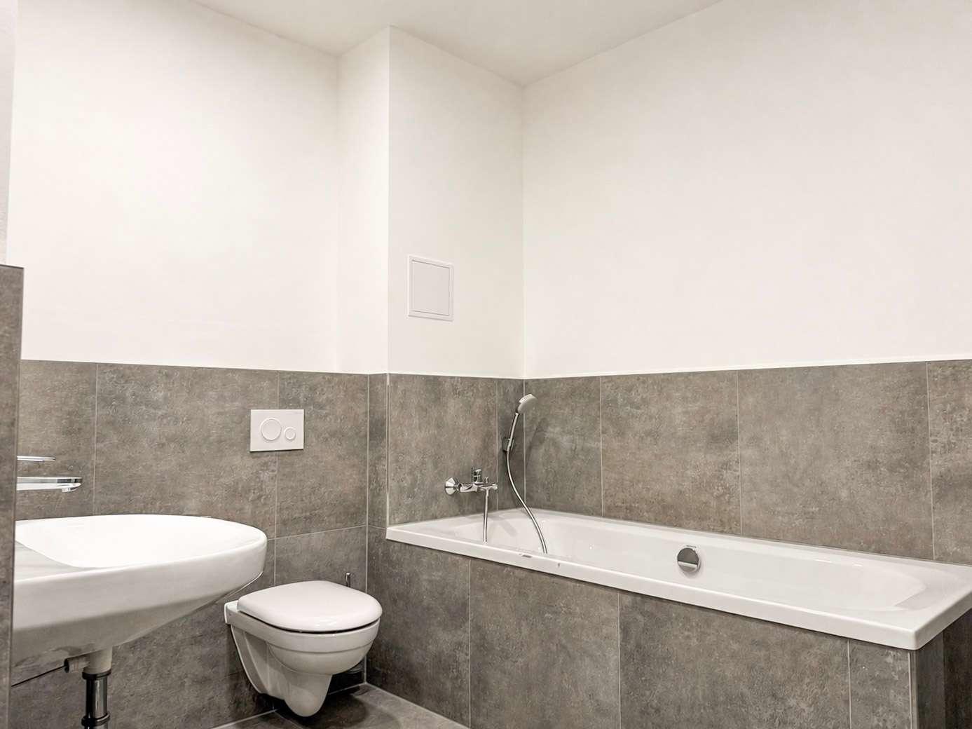 Bad mit Wanne am Schlafzimmer