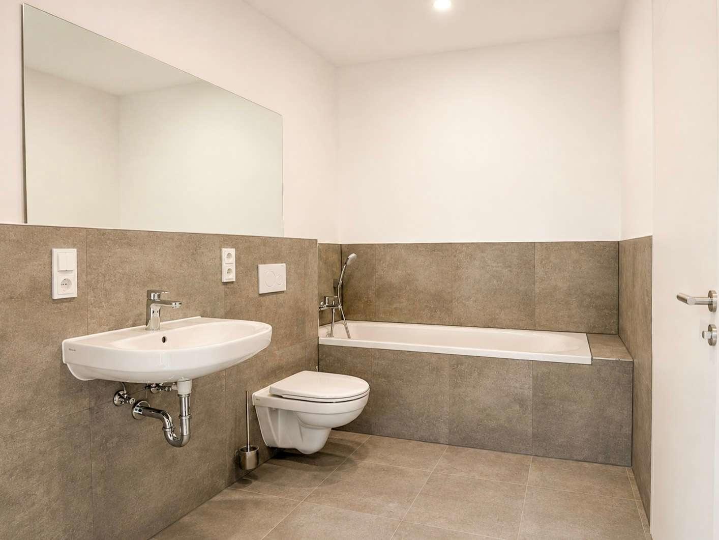 Zweites Badezimmer mit Wanne