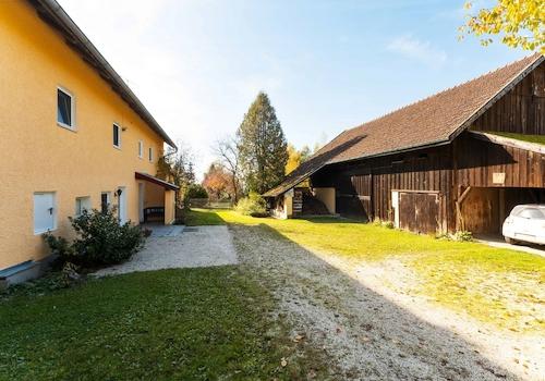 Der Innenhof des Grundstückes mit direktem Zugang zu Wohnhaus und Scheune