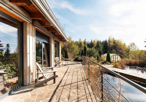 Die sonnenverwöhnte Süd-Terrasse mit Blick auf den Naturschwimmteich