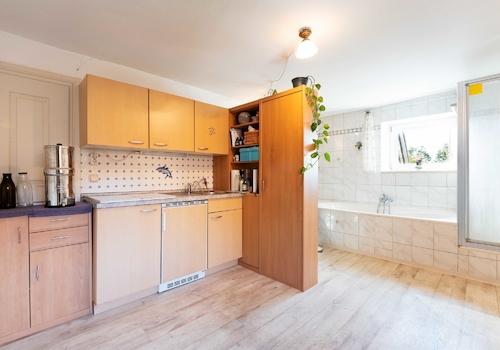 Das Badezimmer im Obergeschoss mit Badewanne, Dusche und Apotheken-Arbeitsbereich