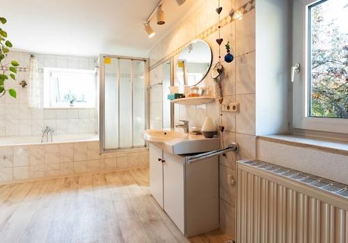 Die weitere Ansicht auf das Tageslicht-Badezimmer im Obergeschoss