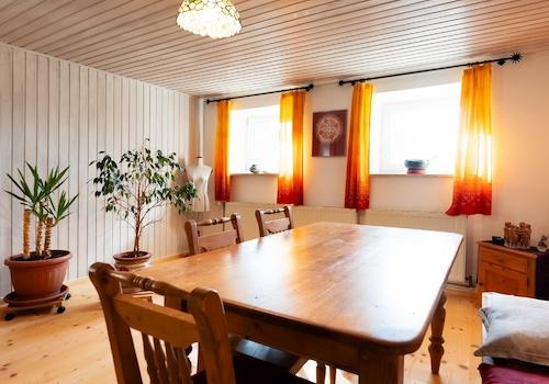 Eines der vier Zimmer im Obergeschoss mit viel Tageslicht