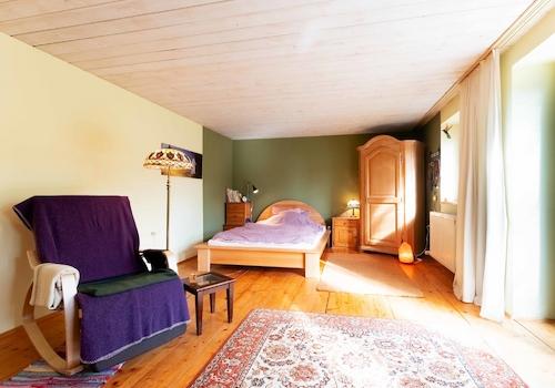 Das helle und großzügige Schlafzimmer im Obergeschoss