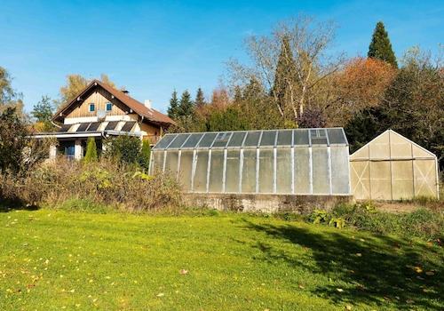 Ein Teil des Gartens mit Gewächshäusern und Beeten