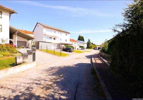 Die Zufahrt zum Mehrfamilienhaus