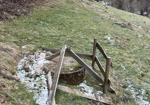 Quellschacht am Hang 