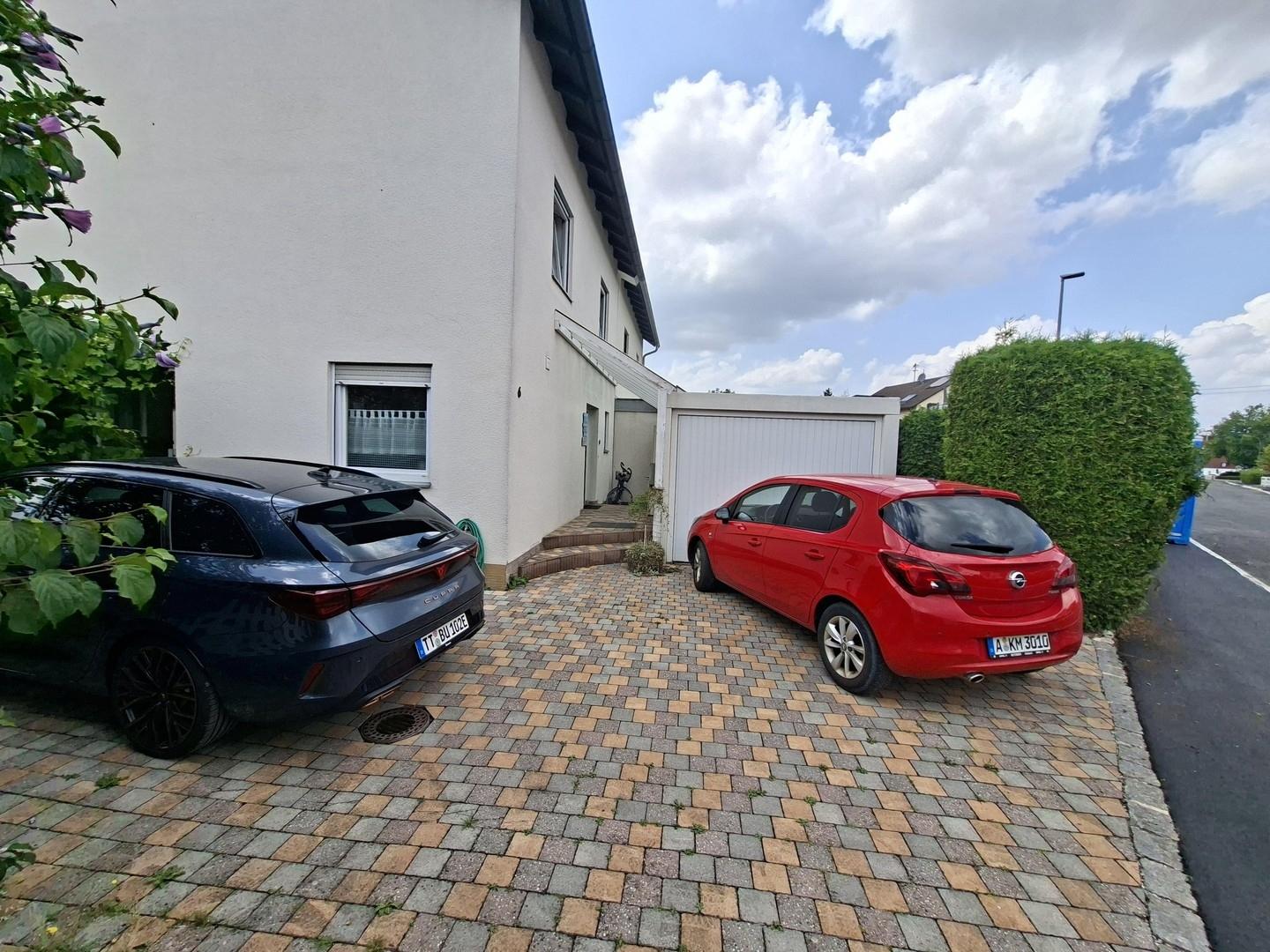 Stellplatz und Garage