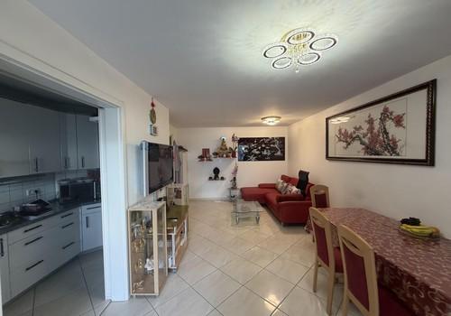 Wohnzimmer (Blick in Küche)