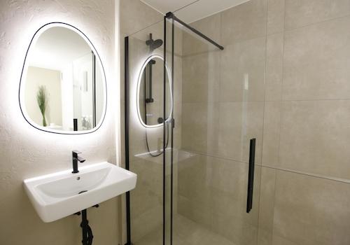 modernes Badezimmer