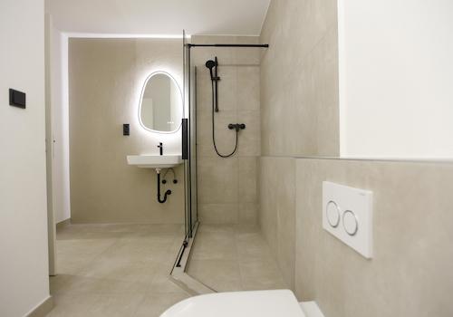 Badezimmer, bodenebene Dusche