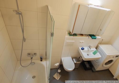 Badezimmer mit Waschmaschine