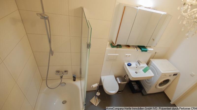 Badezimmer mit Waschmaschine
