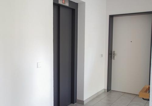 Treppenhaus mit Aufzug