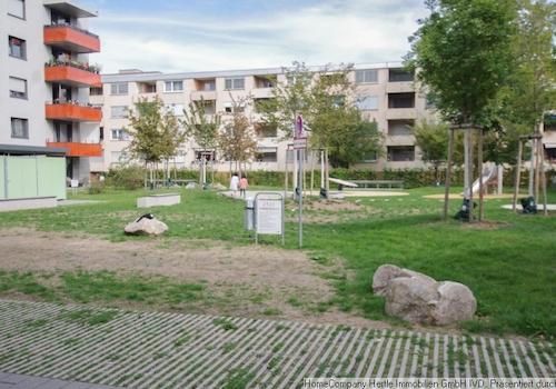 Spielplatz vor dem Haus