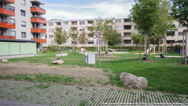 Spielplatz vor dem Haus