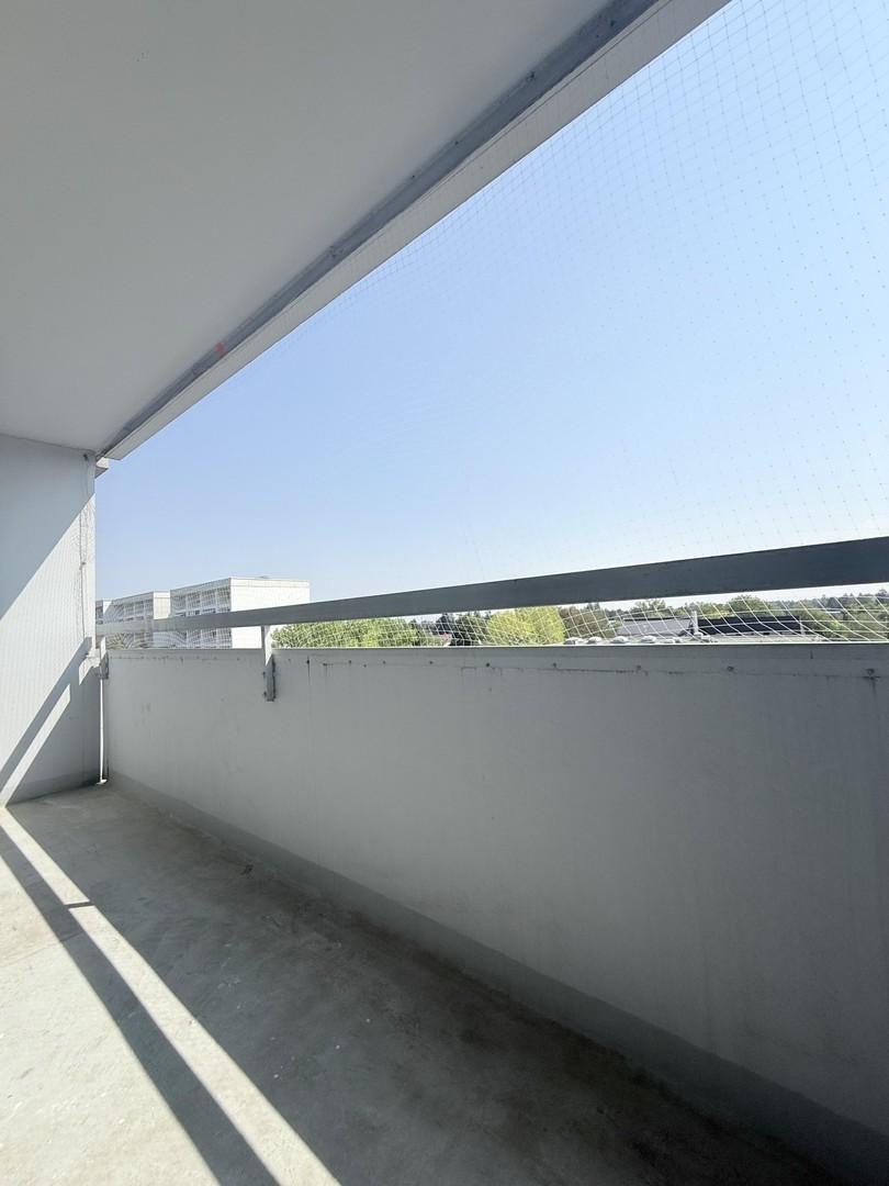 großer sonniger Balkon