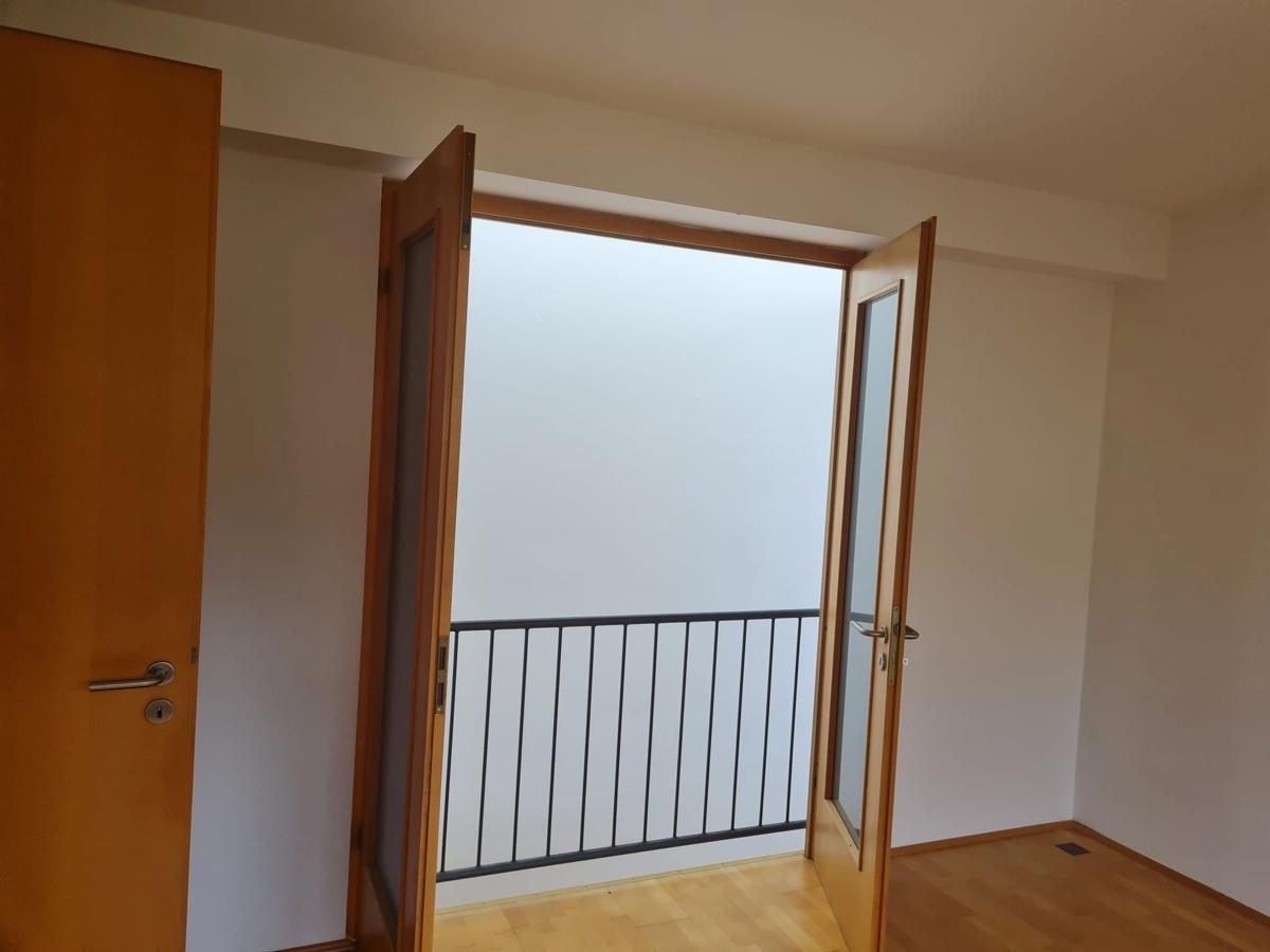 Wohnraum mit Öffnung zum Lichthof
