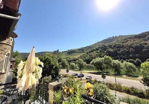 Blick vom Balkon Richtung Burg und Mosel